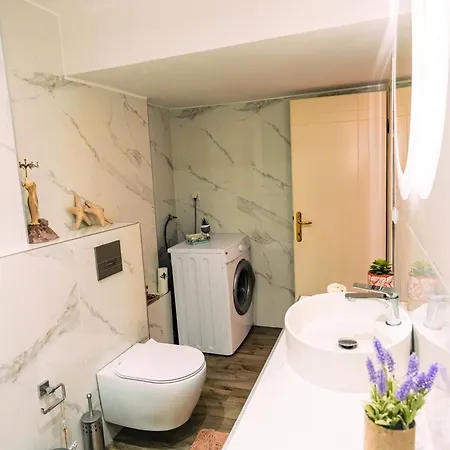 Apartment Lovely And Sunny 300m From Beach!! *