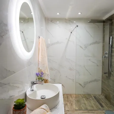 Lovely And Sunny 300m From Beach!! *