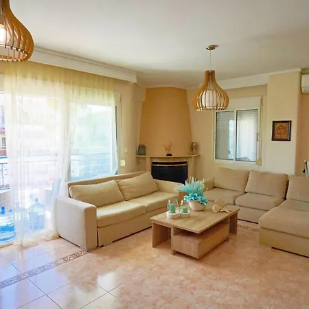 Lovely And Sunny 300m From Beach!!