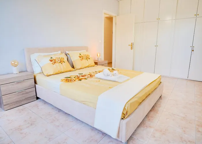 Appartamento Lovely And Sunny 300m From Beach!!