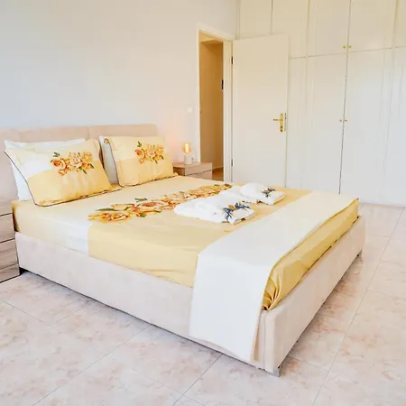 Lovely And Sunny 300m From Beach!! Περαία