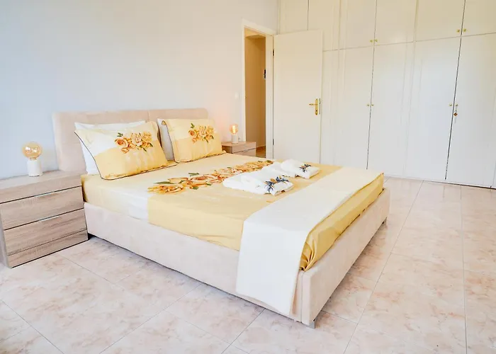 Lovely And Sunny 300m From Beach!! Peraía